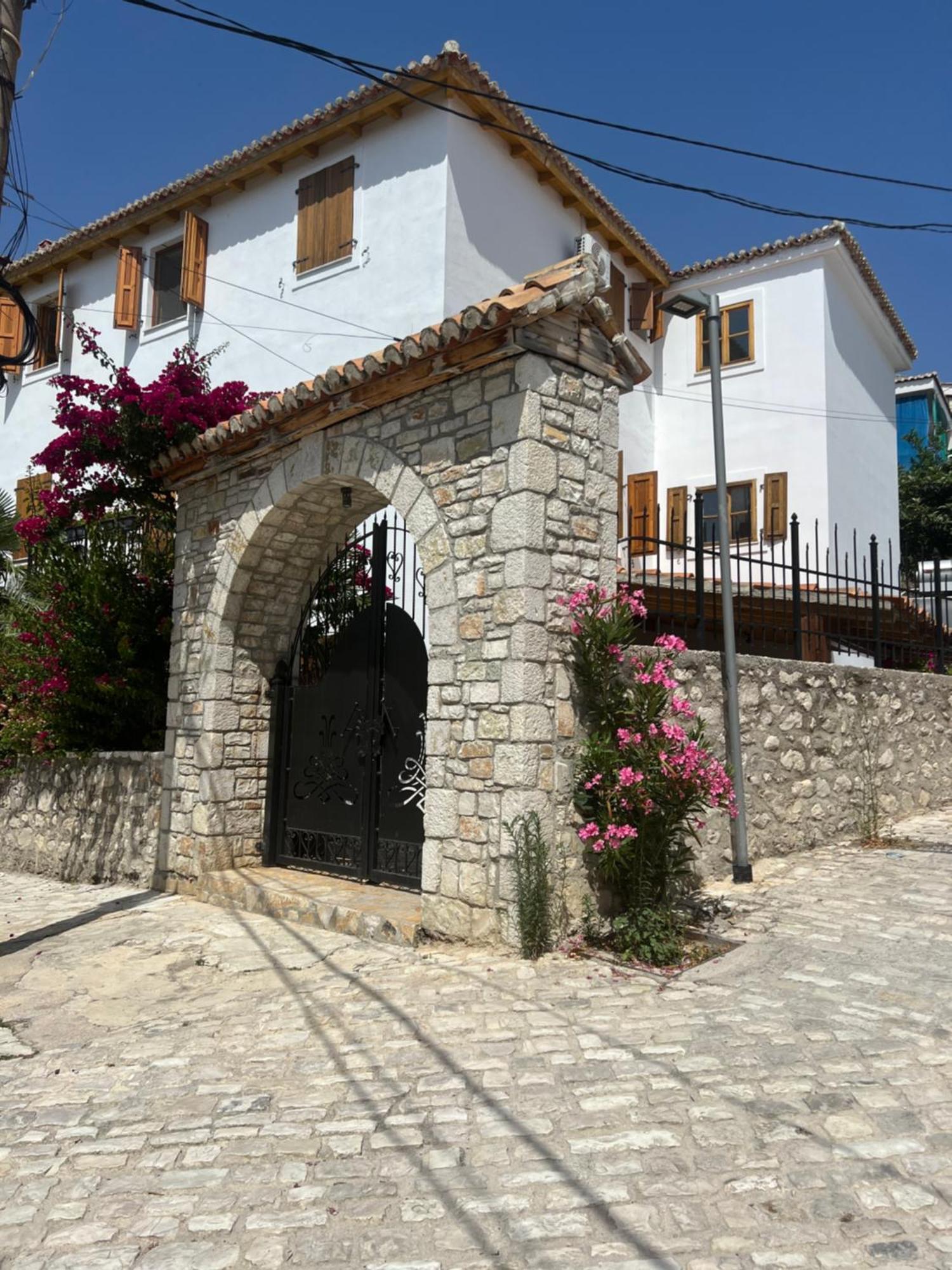 Old Town Hotel Dhermi Exterior photo